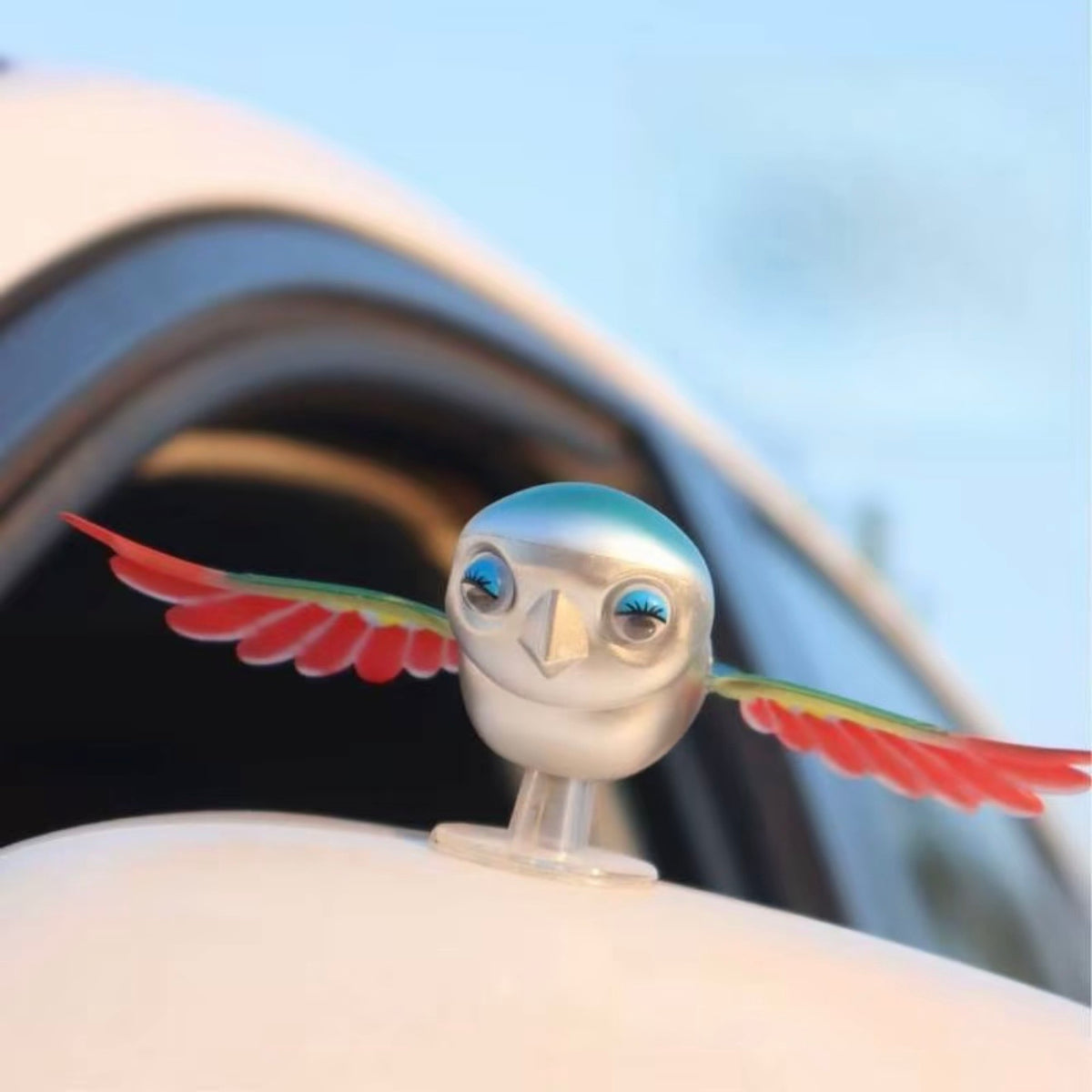 Pájaro adorno de coche con movimiento en la sala ￼