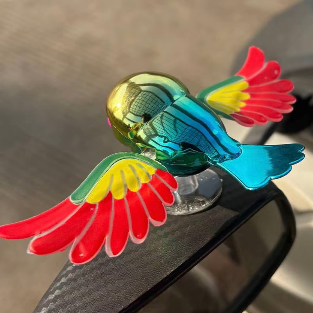 Pájaro adorno de coche con movimiento en la sala ￼