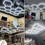 Lámpara de techo hexagonal.