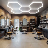Lámpara de techo hexagonal.