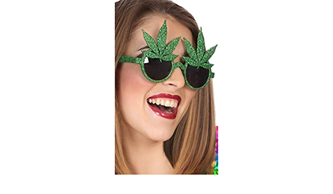 Gafa de sol con hojas de marihuana